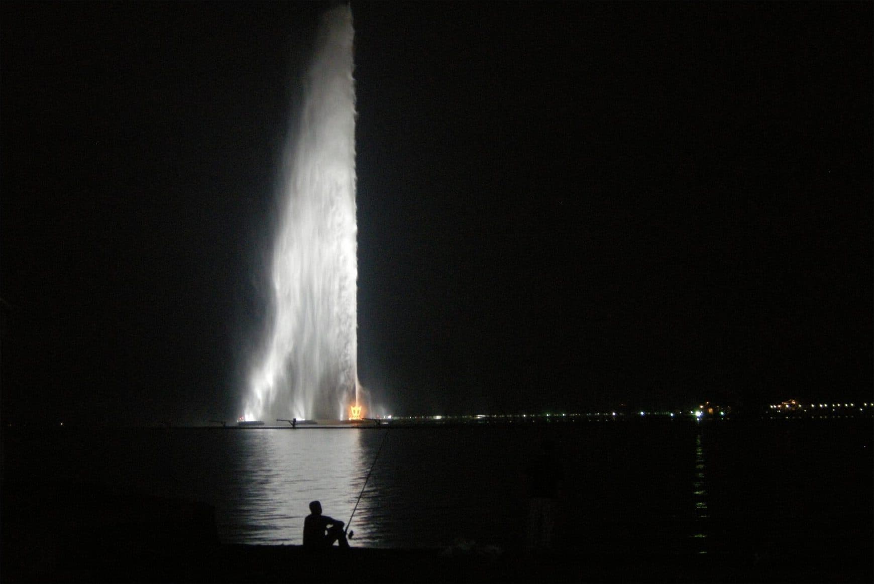 La fontaine du roi Fahd sur le front de mer de Djeddah la nuit