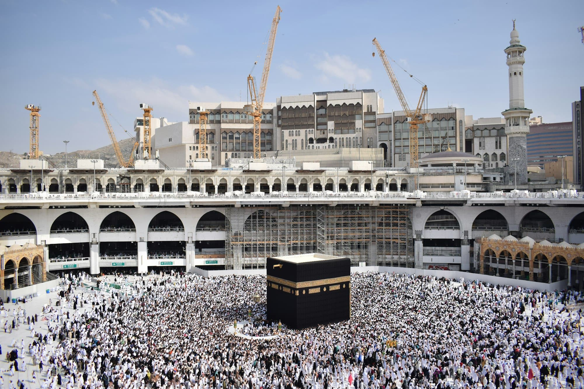 La Kaaba et les pèlerins dans la Grande Mosquée de La Mecque