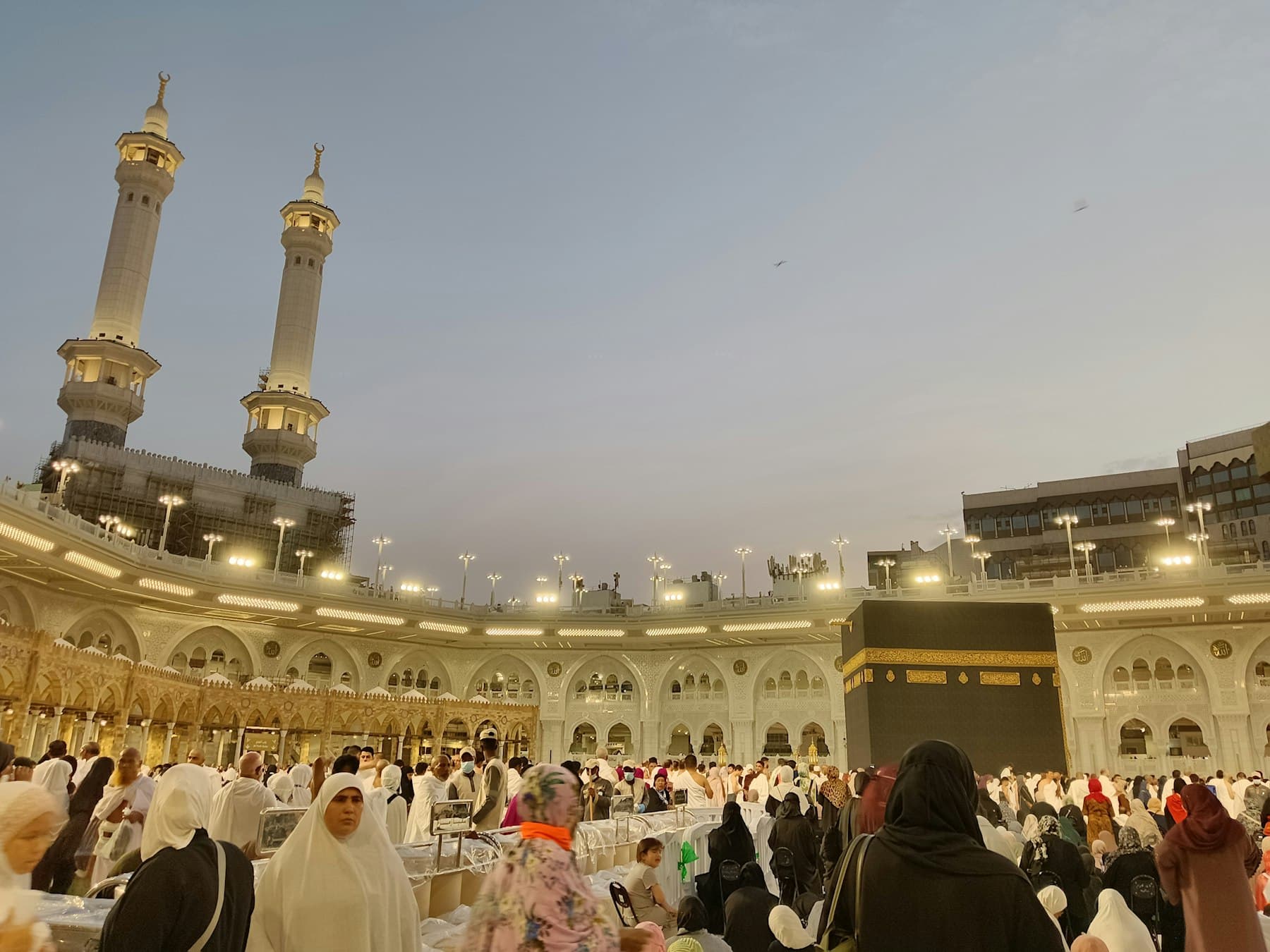 Pèlerins près de la Kaaba dans la Grande Mosquée